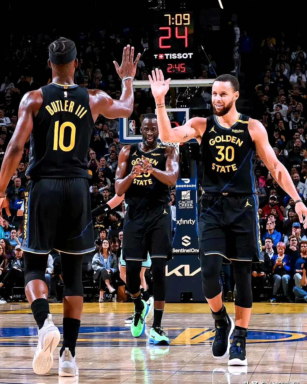 爱游戏电竞勇士带队取胜！，穆古鲁扎重要时刻最后时刻胜出全场沸腾不已(穆古鲁扎网球)