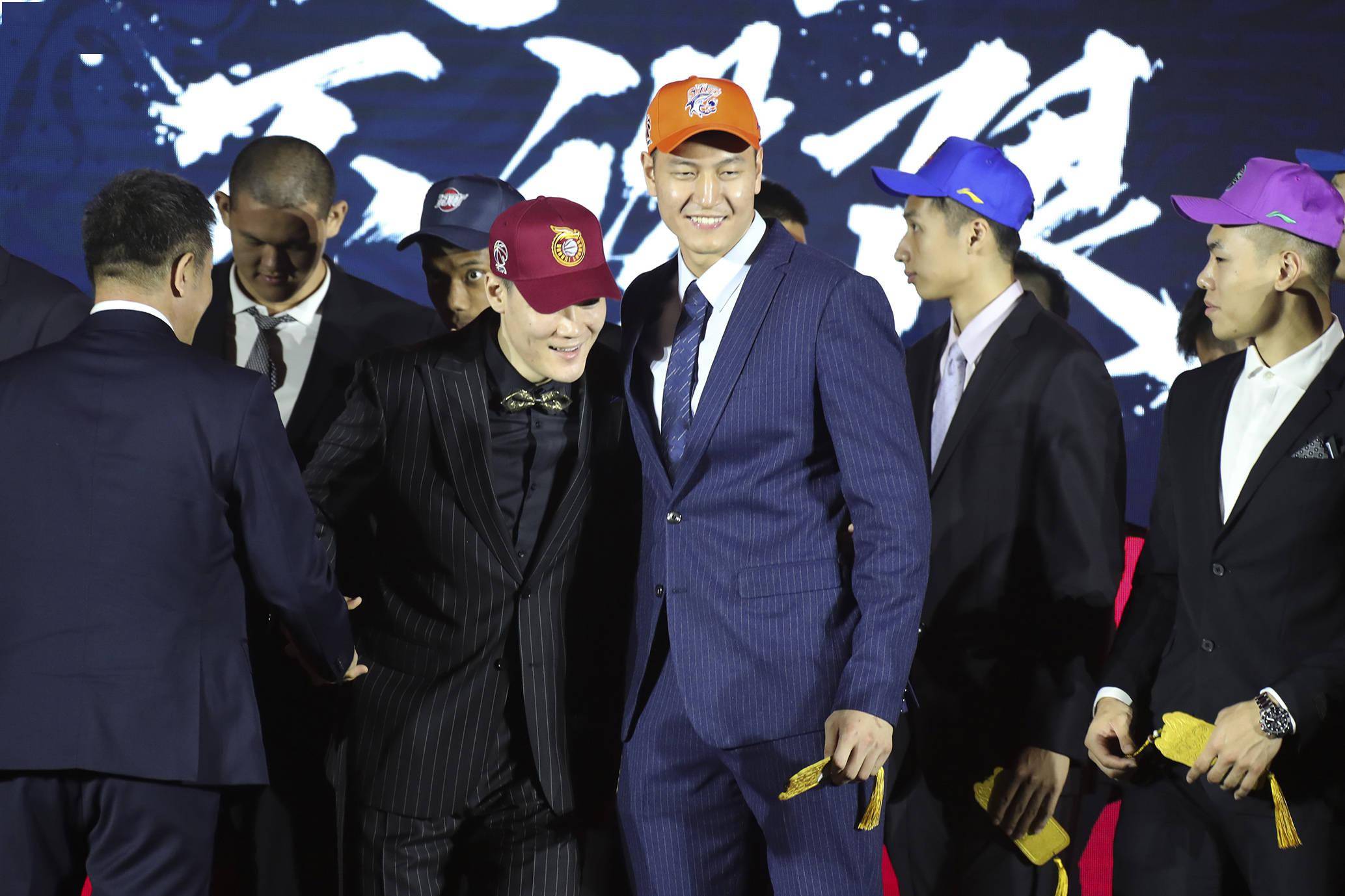 体育娱乐平台包含赛地聚焦：意甲国际比赛日热度飙升，山东泰山调整名单，赛场秩序良好，年轻球员得到机会的词条